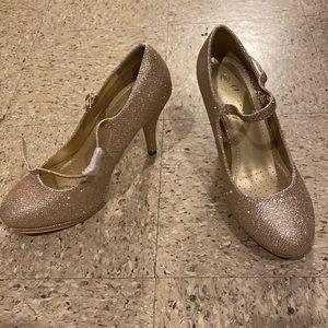 Beautiful gold glitter strapped heels